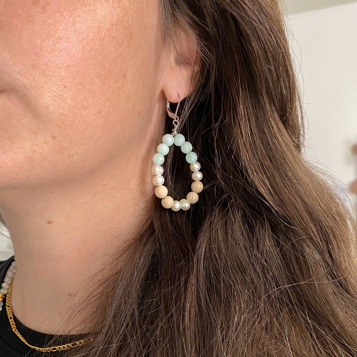 Boucles d’oreilles Calanques en amazonite et perles d’eau douce portées – bijou pendants artisanaux