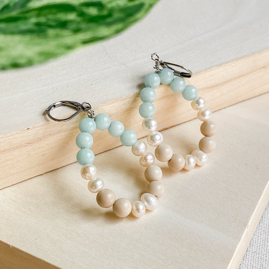Boucles d’oreilles Calanques en amazonite et perles d’eau douce – vue rapprochée posées sur bois