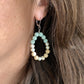 Gros plan boucles d’oreilles Calanques en amazonite et perles naturelles portées sur modèle