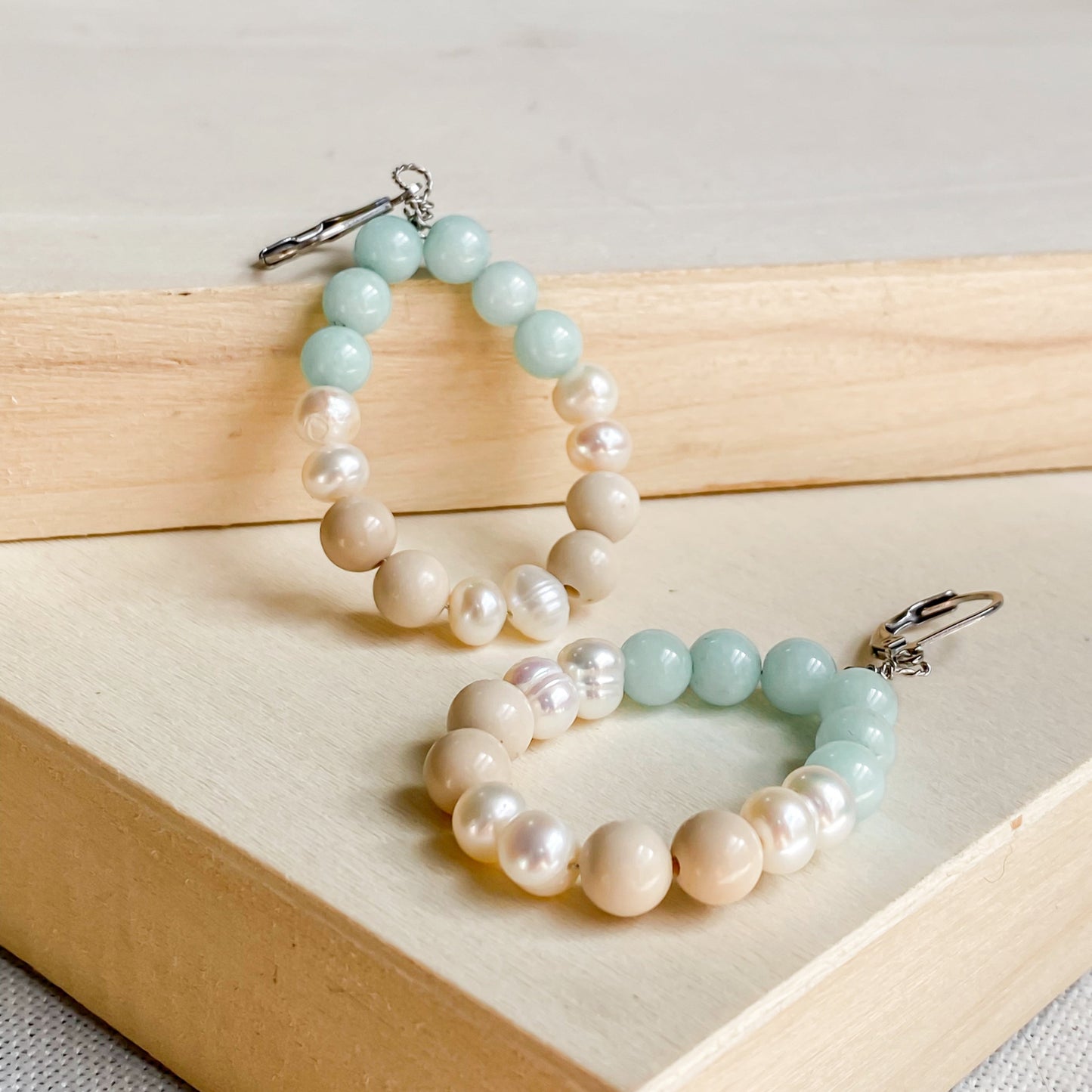 Boucles d’oreilles artisanales Calanques – forme goutte avec pierres naturelles