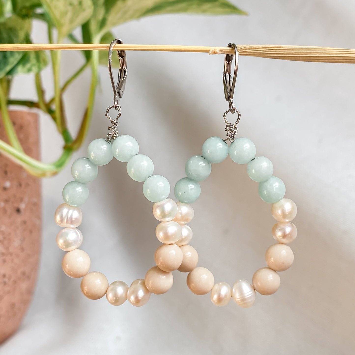Boucles d’oreilles Calanques pendantes en amazonite, nacres et pierre de rivière – photo mise en scène