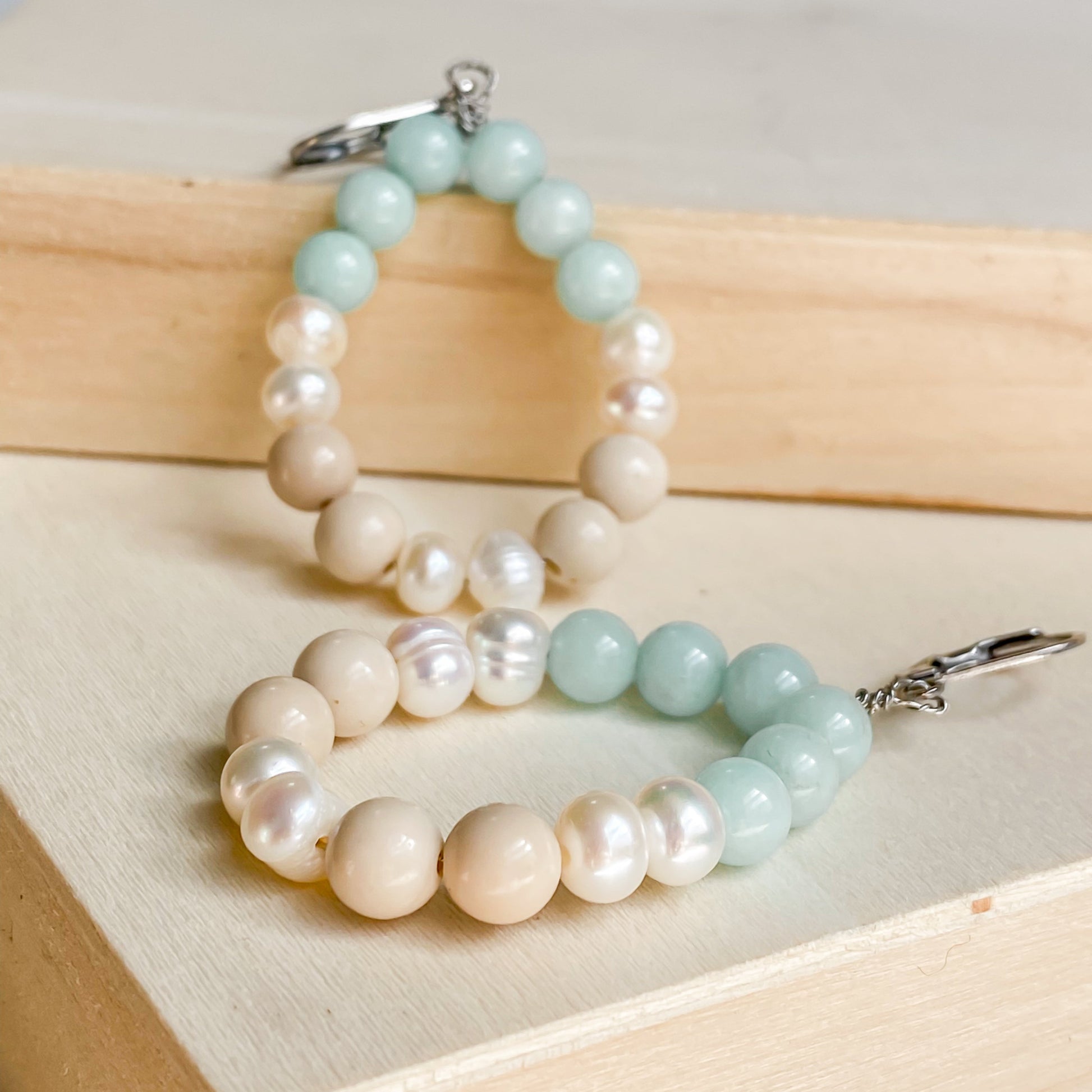 Boucles d’oreilles Calanques en pierres naturelles – amazonite, perles d’eau douce et pierre de rivière