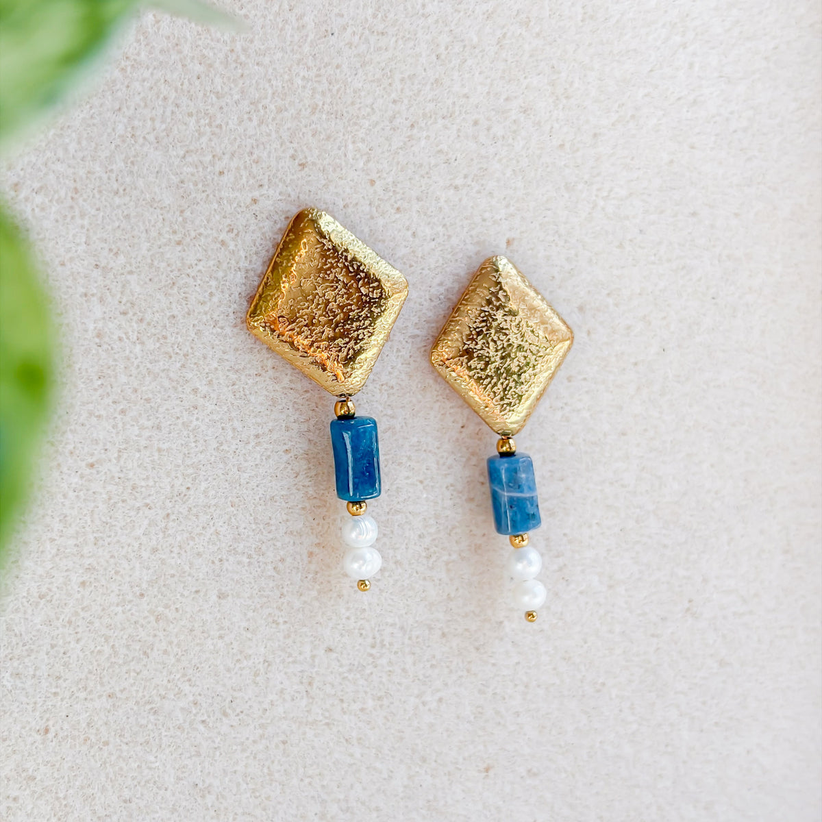 Paire de boucles d’oreilles Chaouen dorées avec apatite bleue et perles d’eau douce