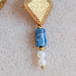 Détail de l’apatite bleue et des perles d’eau douce des boucles d’oreilles Chaouen
