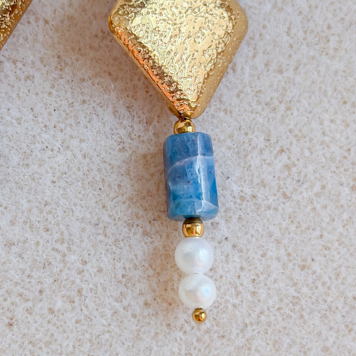 Détail de l’apatite bleue et des perles d’eau douce des boucles d’oreilles Chaouen