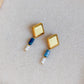 Vue complète des boucles d’oreilles Chaouen en acier doré, apatite et perles d’eau douce