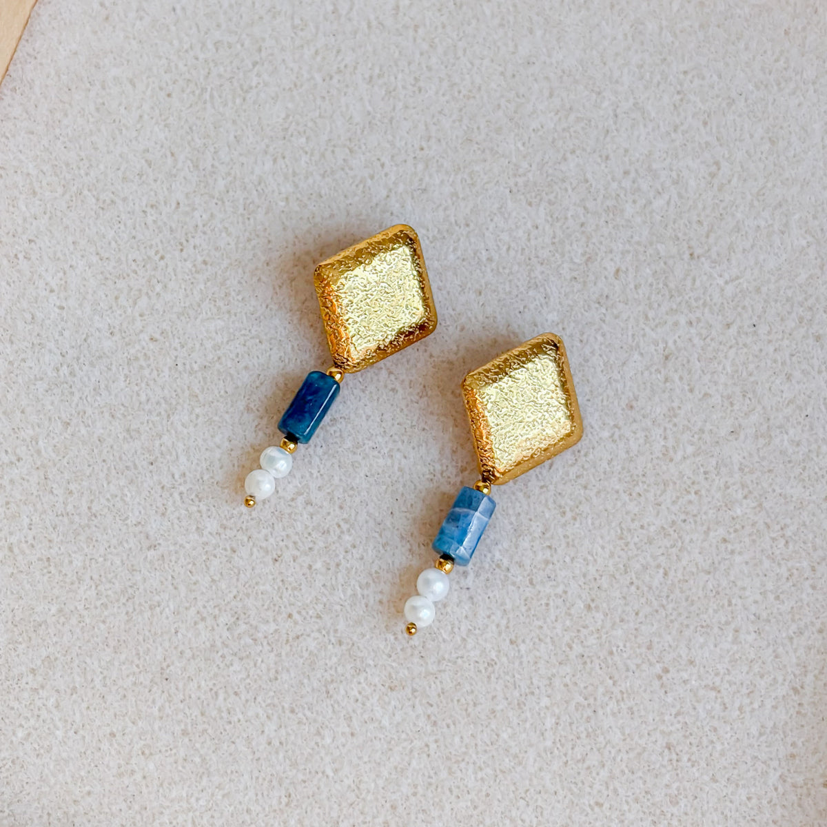 Vue complète des boucles d’oreilles Chaouen en acier doré, apatite et perles d’eau douce