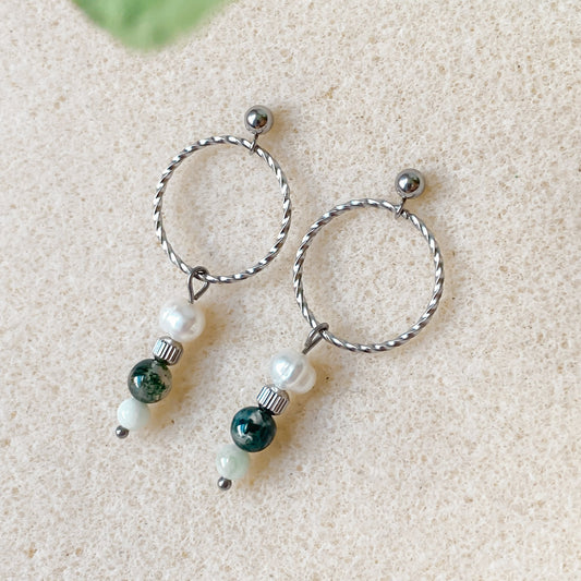Boucles d’oreilles bohèmes Chloris avec agate mousse, jade maotien et perle d’eau douce.