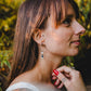 Vue latérale des boucles d’oreilles bohèmes Chloris de la collection Jardin Secret, en pierres naturelles et perle d’eau douce.
