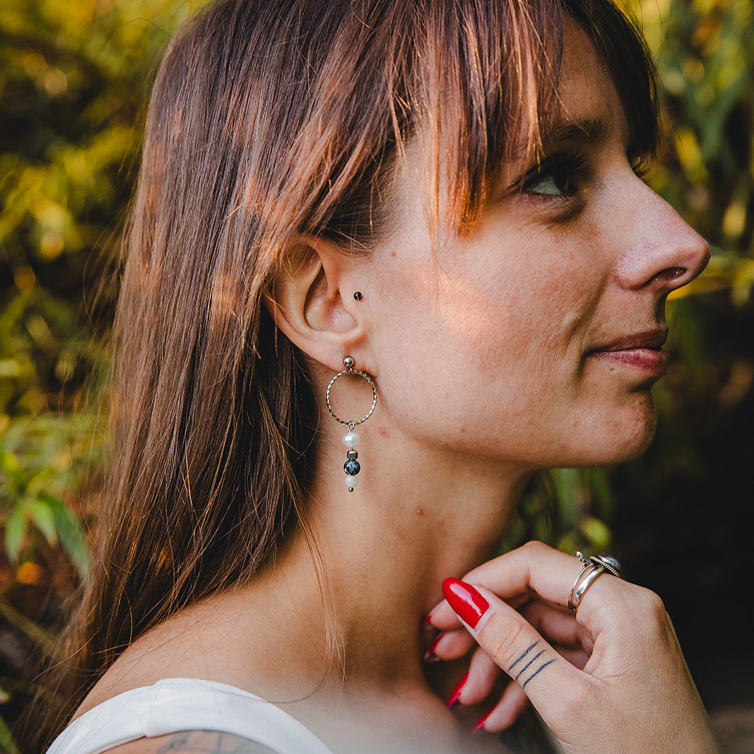 Vue latérale des boucles d’oreilles bohèmes Chloris de la collection Jardin Secret, en pierres naturelles et perle d’eau douce.