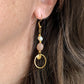 Boucles d’oreilles pendantes Daphné en plaqué or avec perles d’eau douce et pierre de soleil, portées à l’oreille vue de profil