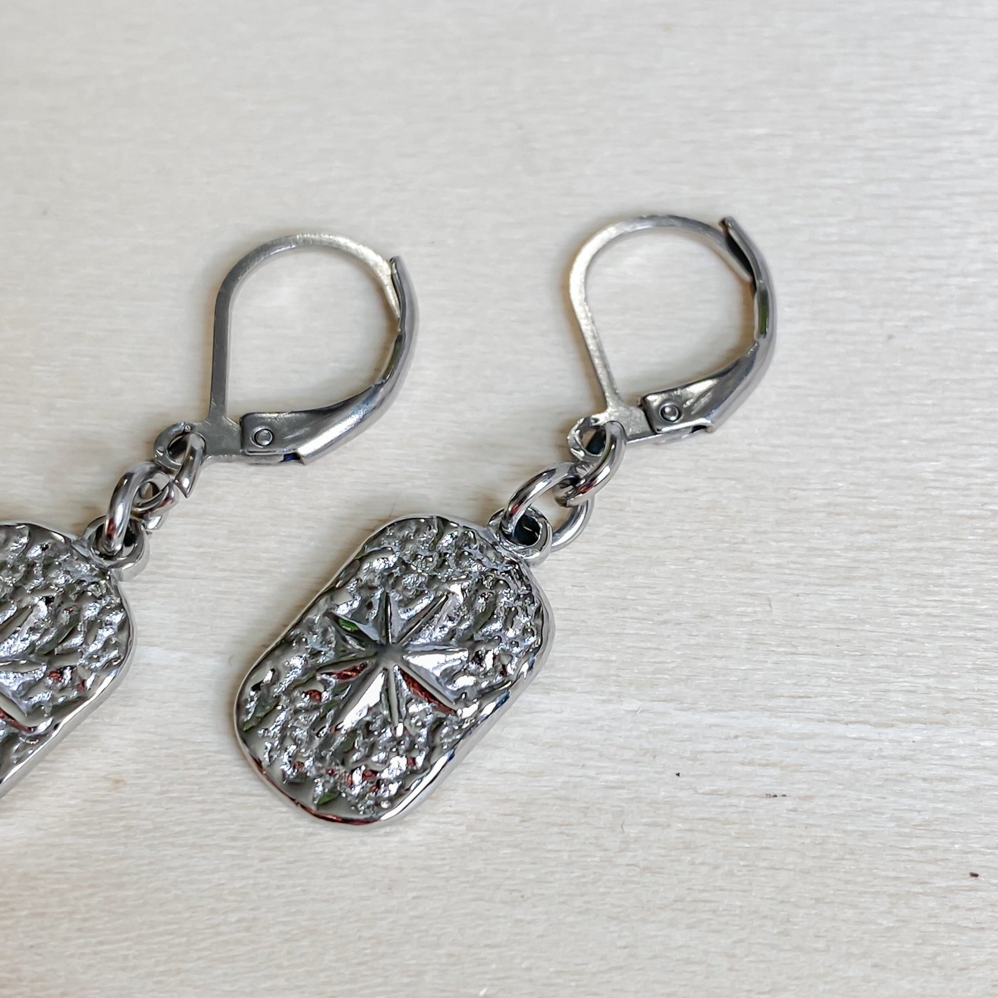 Boucles d’oreilles Estrella artisanales en acier inoxydable argenté – design inspiré des étoiles