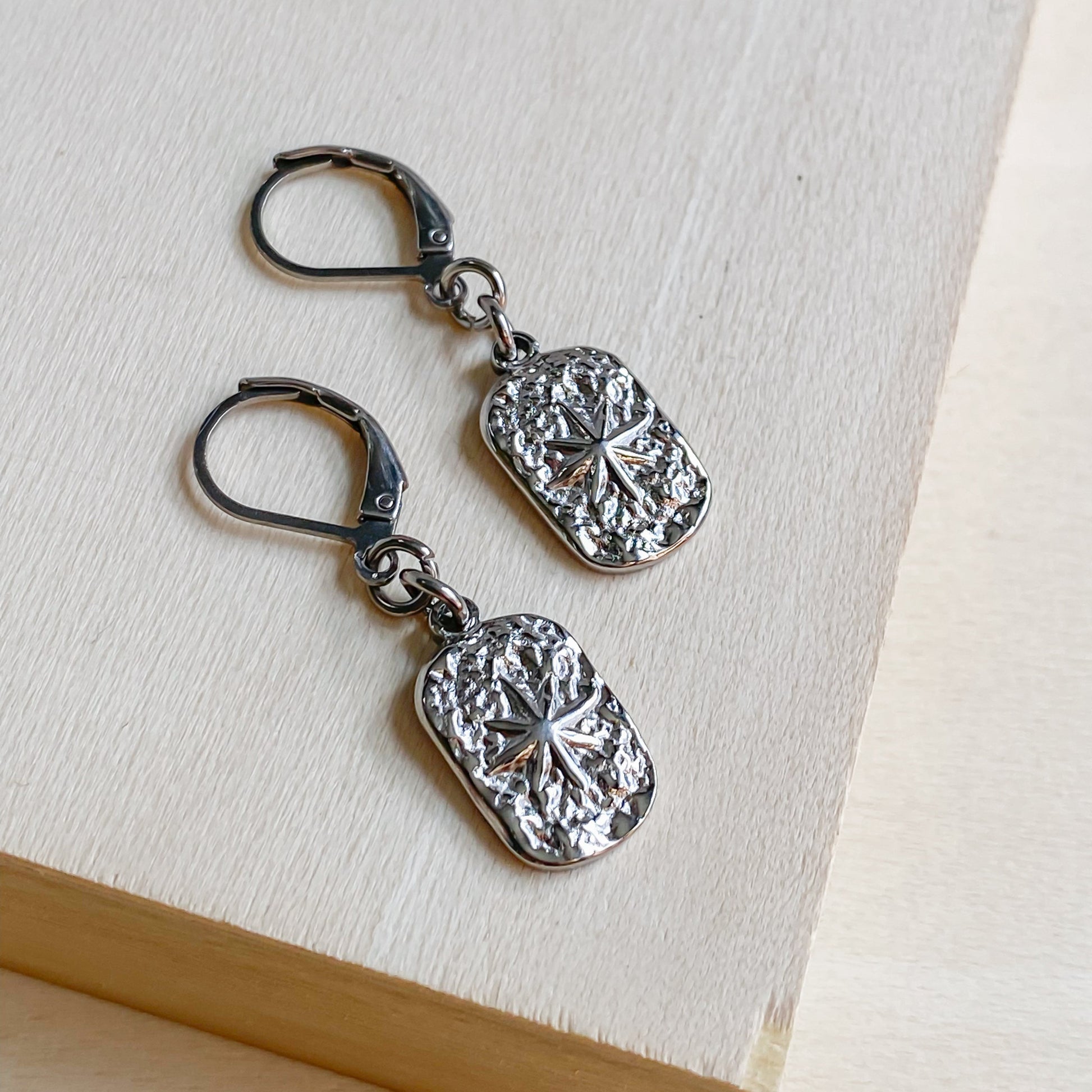 Boucles d’oreilles Estrella en acier inoxydable argenté – création artisanale et minimaliste