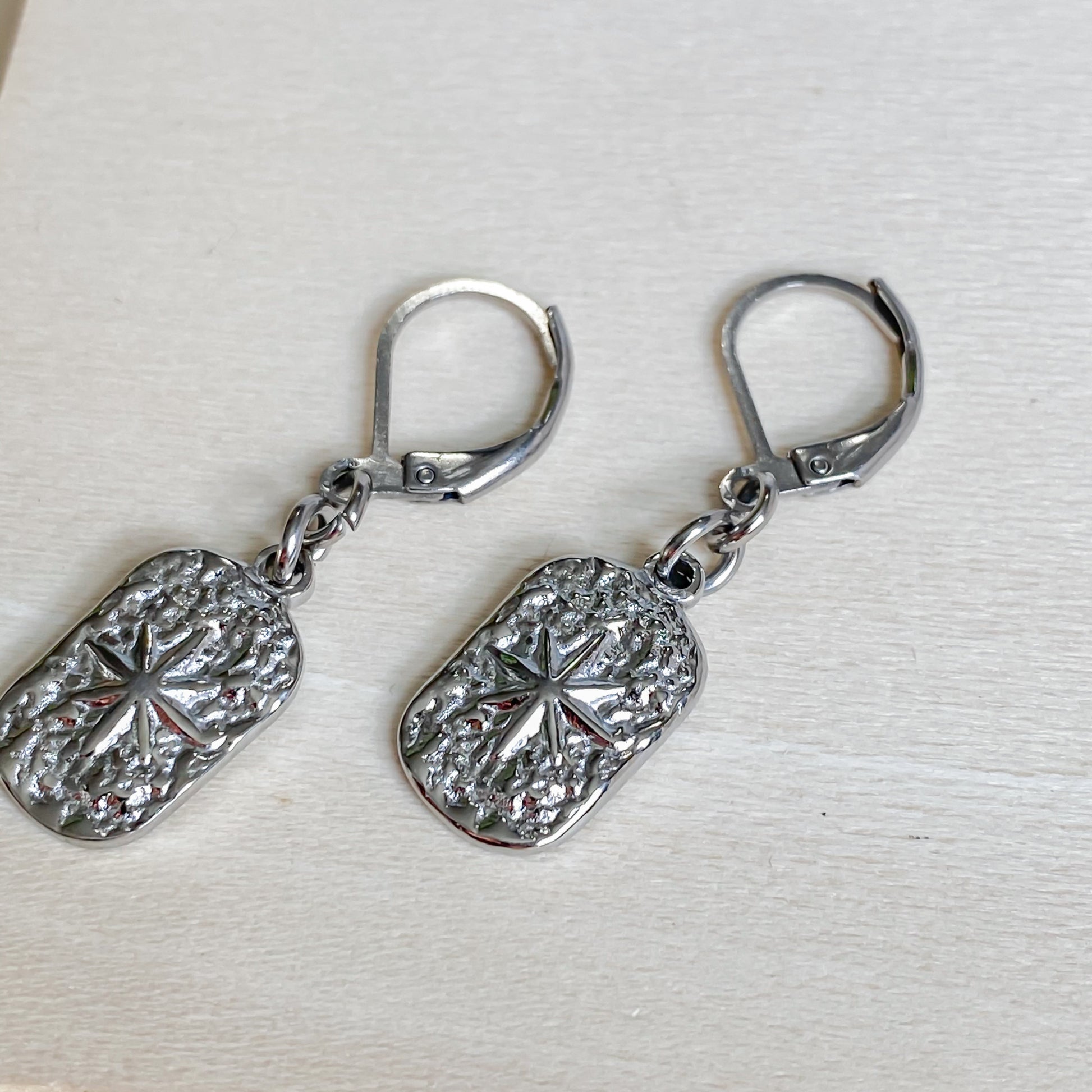 Boucles d’oreilles minimalistes Estrella en acier inoxydable argenté avec motif étoile scintillant