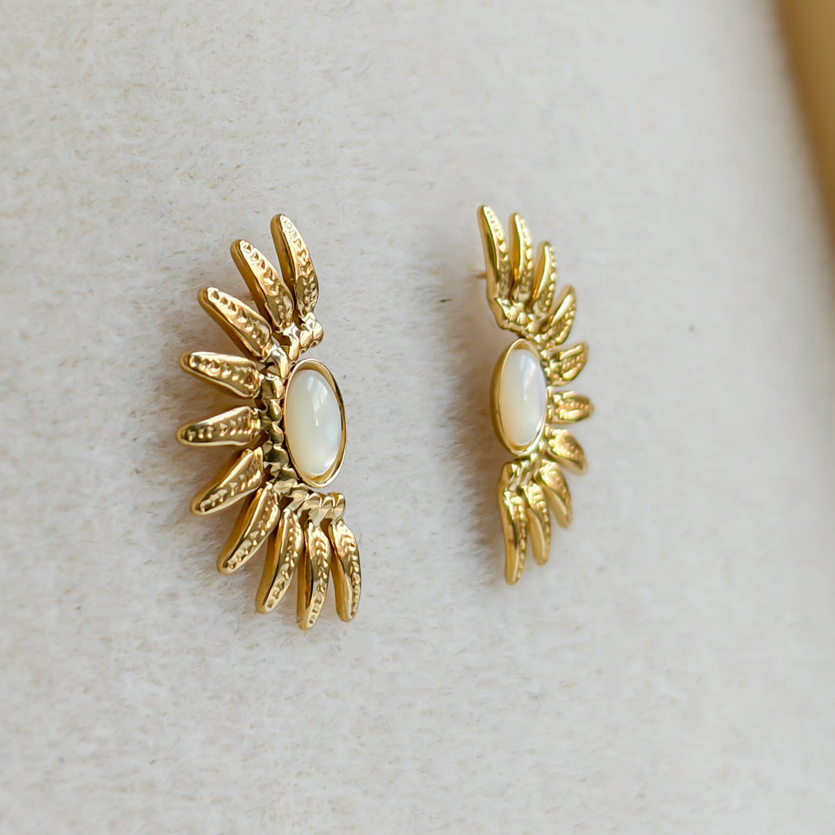 Détail du motif solaire et du centre nacré des boucles d’oreilles Halo