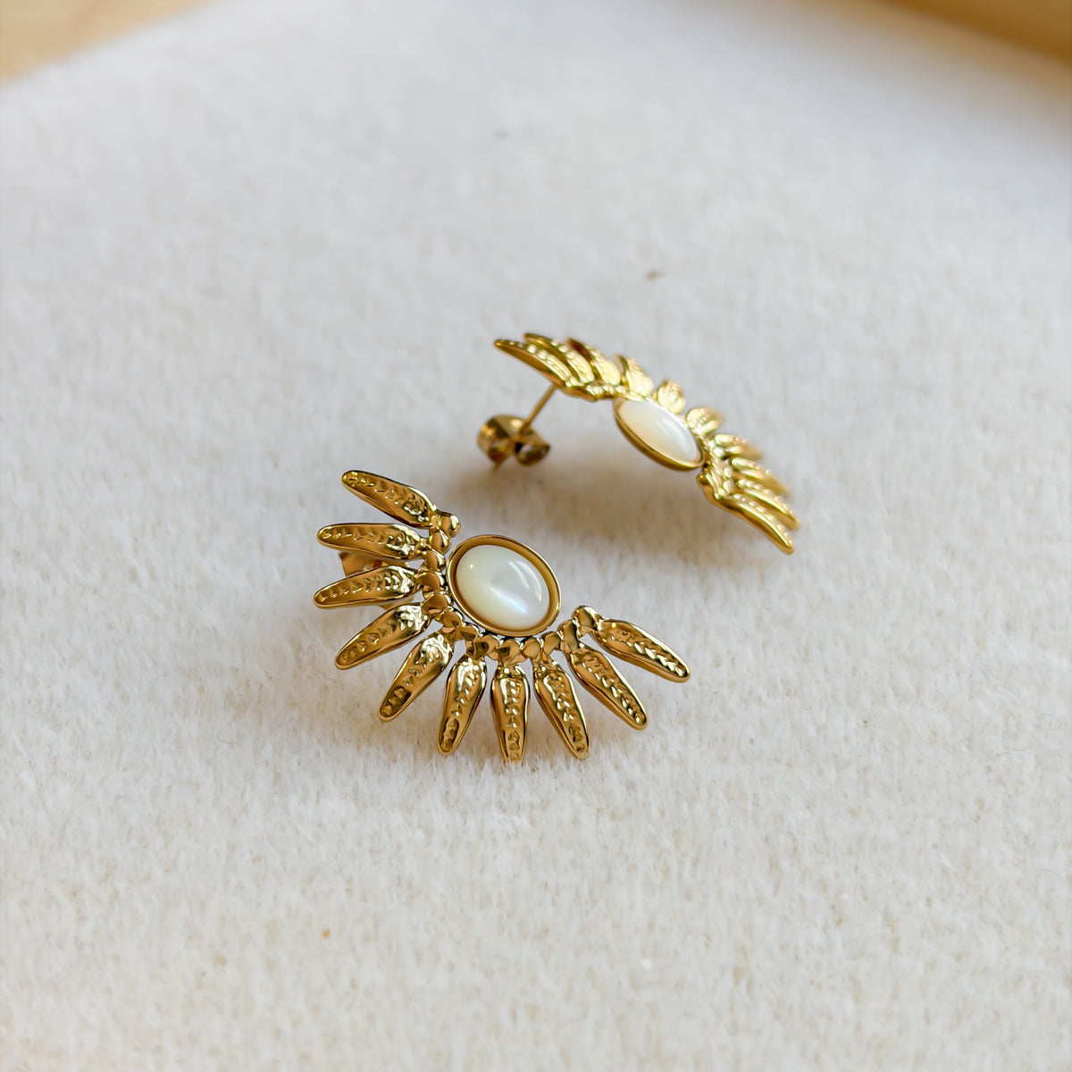 Boucles d’oreilles Halo dorées à effet nacré vues de trois quarts