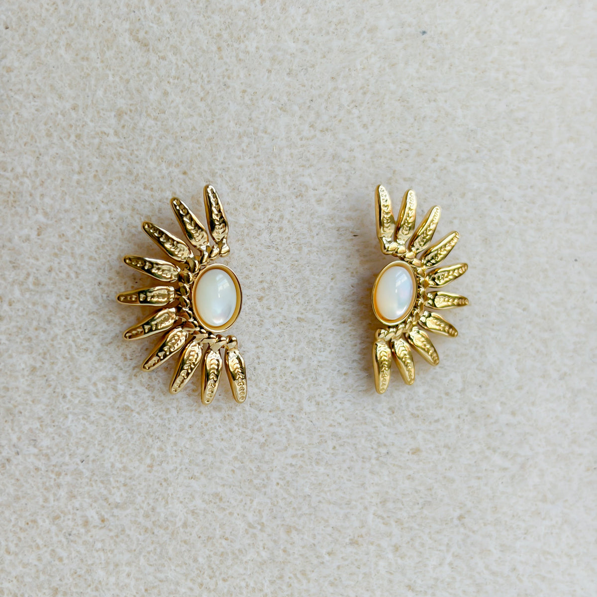 Boucles d’oreilles Halo dorées à motif solaire et effet nacré