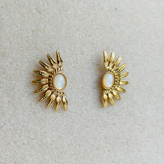 Boucles d’oreilles Halo dorées à motif solaire et effet nacré