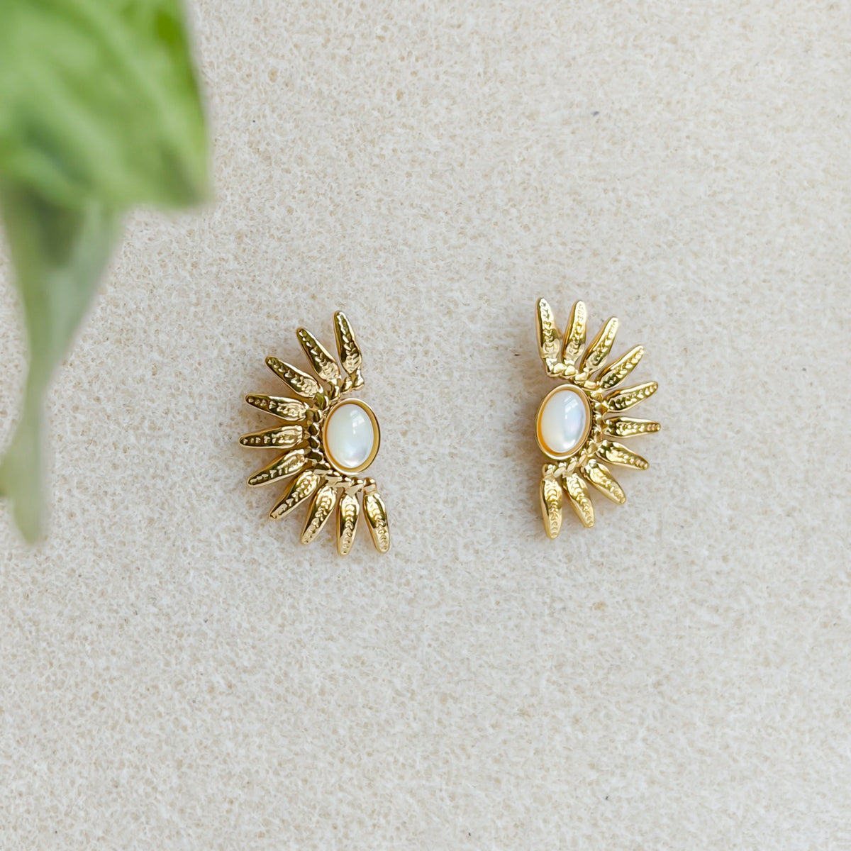 Boucles d’oreilles Halo dorées à effet nacré de la collection Oasis