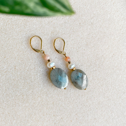 Boucles d’oreilles labradorite Athéna en acier inoxydable doré 18K, création artisanale.
