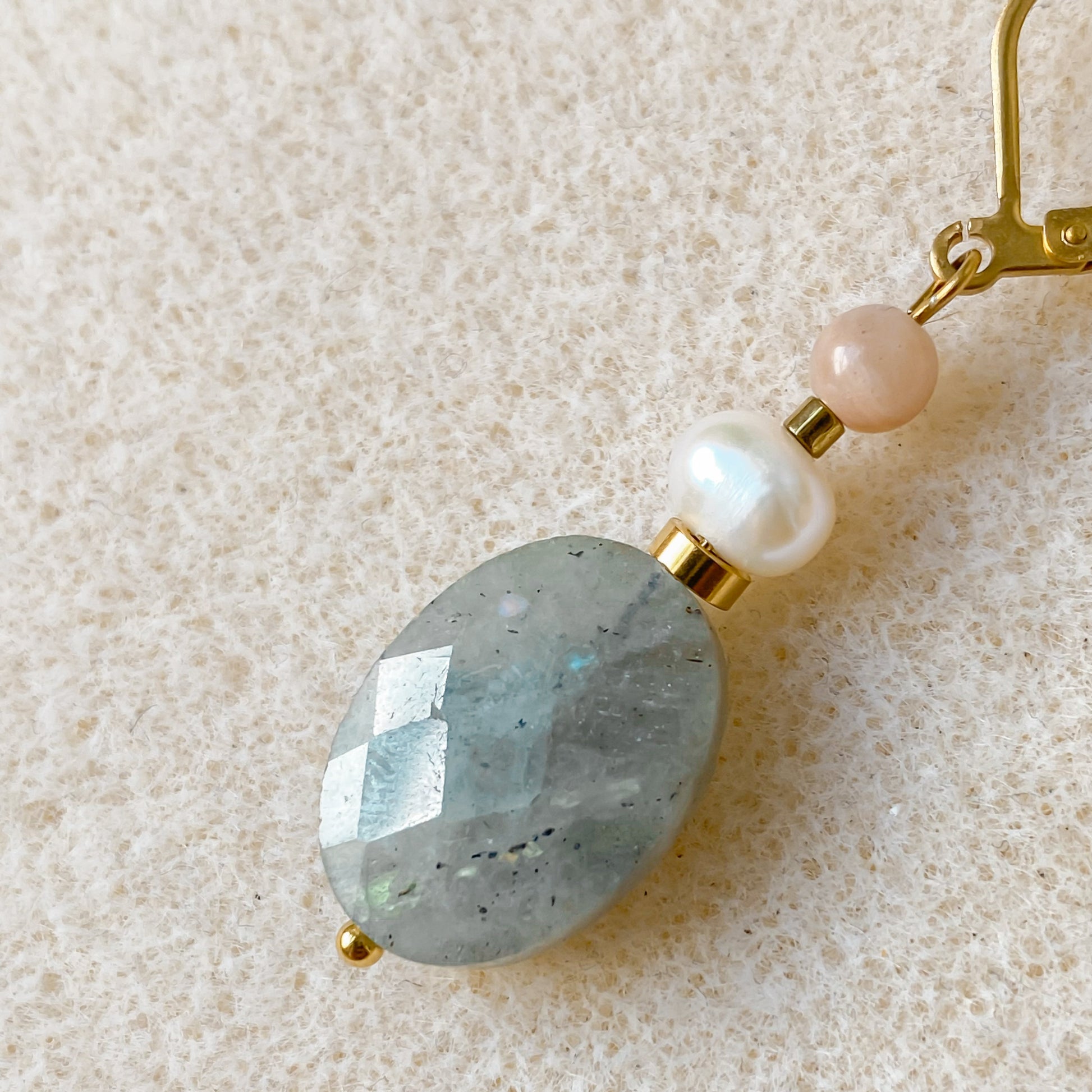Boucles d’oreilles Athéna en pierres naturelles, bijou artisanal doré 18K.