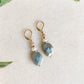 Boucles d’oreilles pendantes Athéna pour femme, avec labradorite, perle d’eau douce et pierre de soleil.