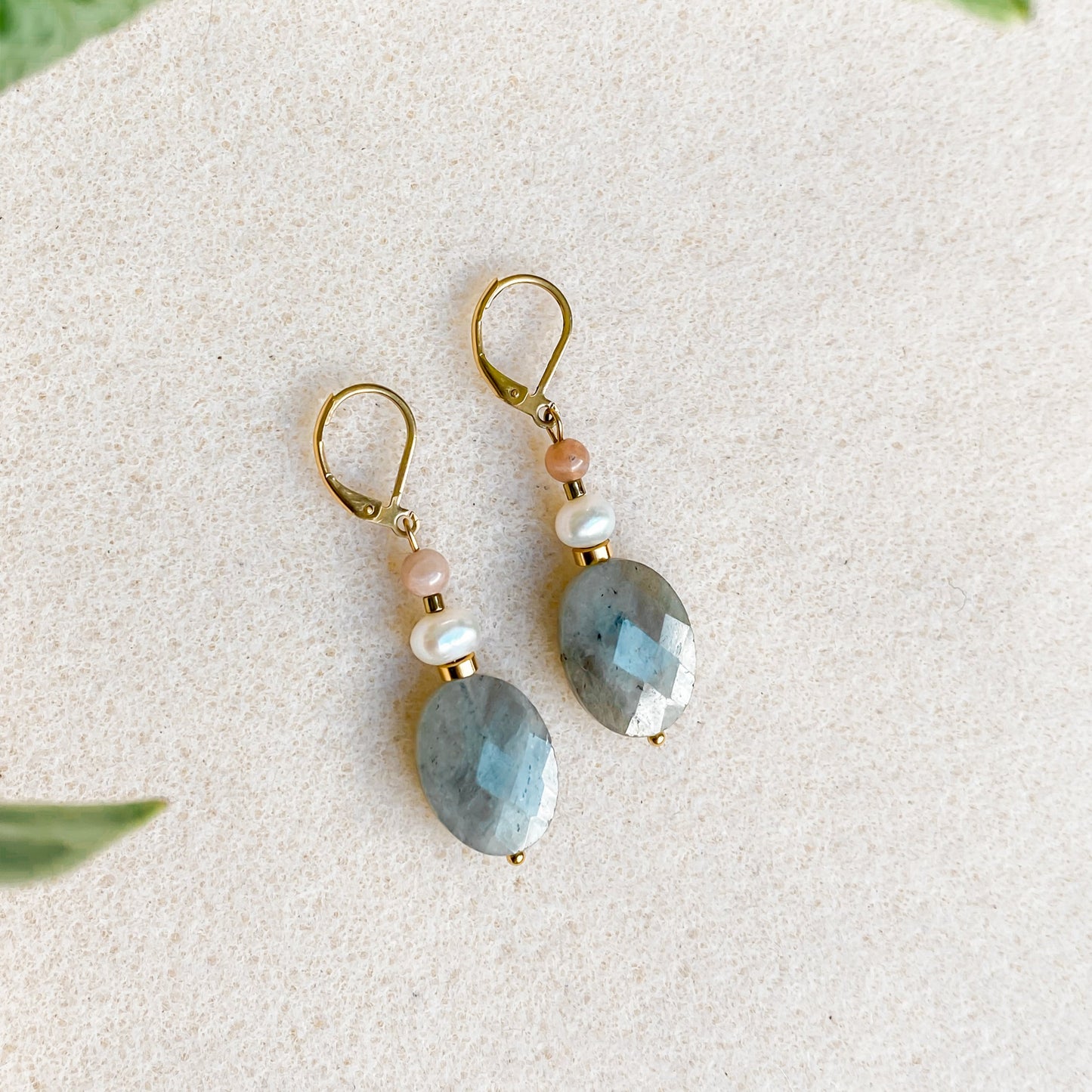 Boucles d’oreilles pendantes Athéna pour femme, avec labradorite, perle d’eau douce et pierre de soleil.