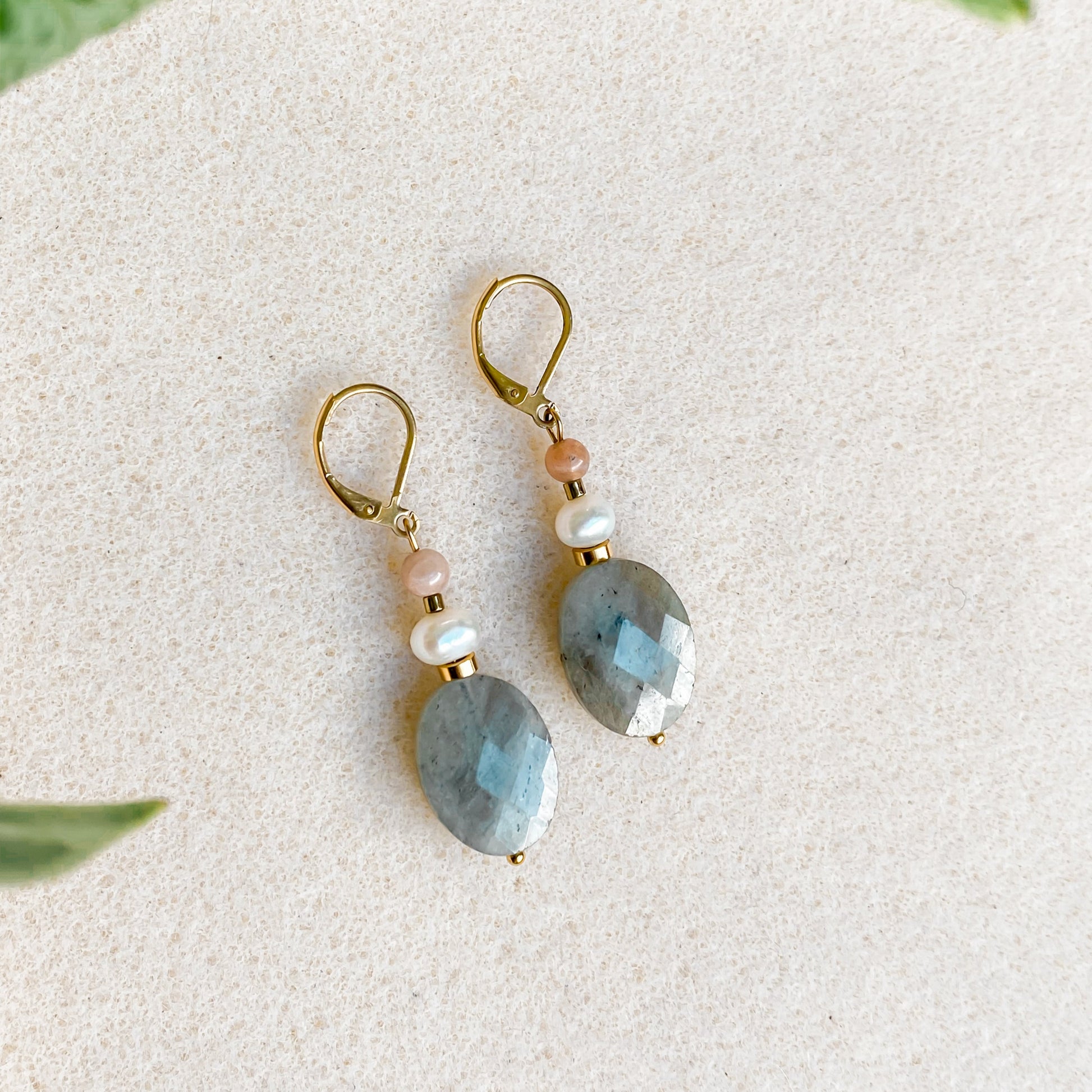 Boucles d’oreilles pendantes Athéna pour femme, avec labradorite, perle d’eau douce et pierre de soleil.