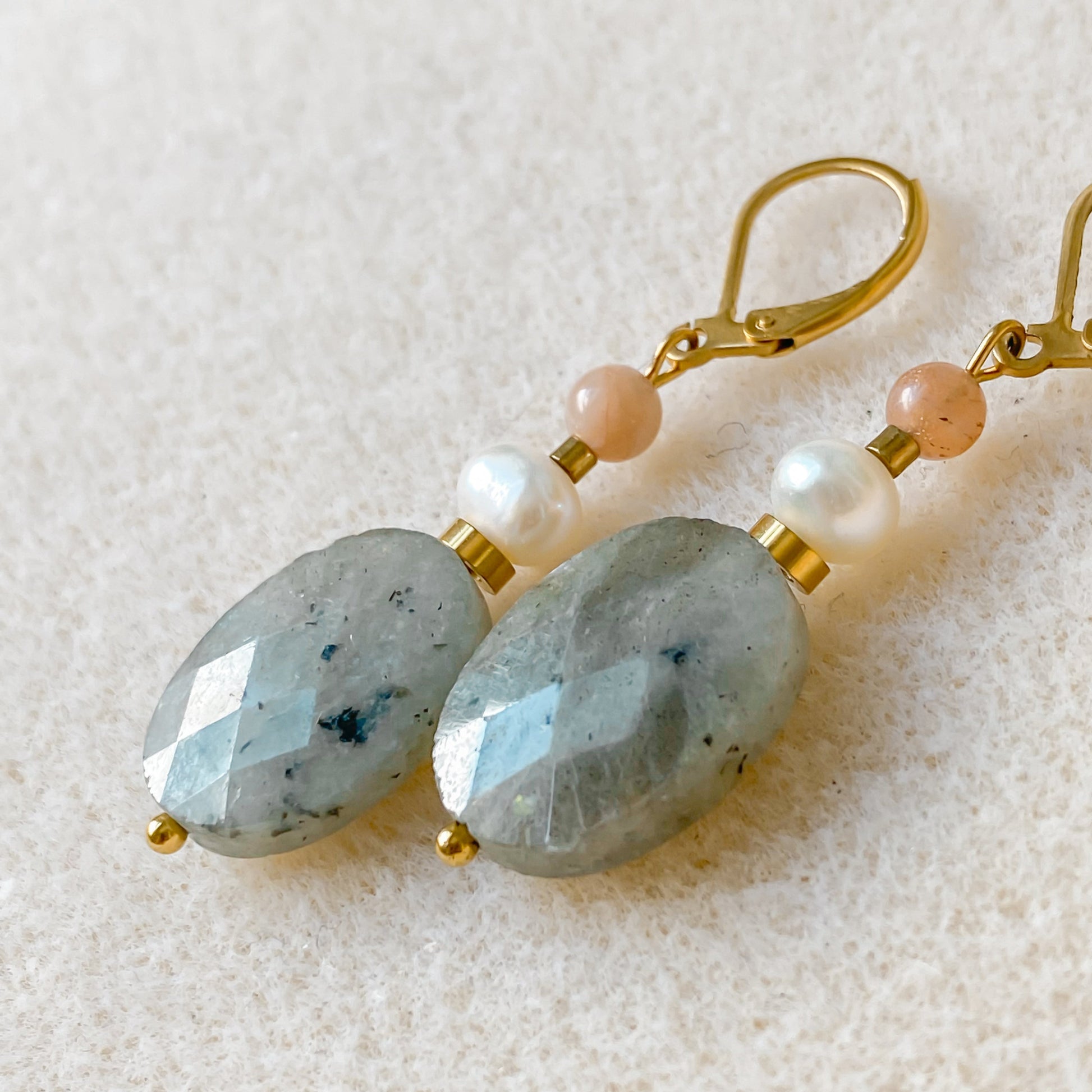 Gros plan sur la perle d’eau douce et la labradorite des boucles d’oreilles Athéna.