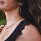 Vue latérale des boucles Athéna en labradorite, perle d’eau douce et pierre de soleil.