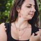 Boucles d’oreilles pendantes Athéna en pierres naturelles portées en extérieur.