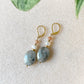 Boucles Athéna avec pierre de soleil, labradorite et perle d’eau douce.