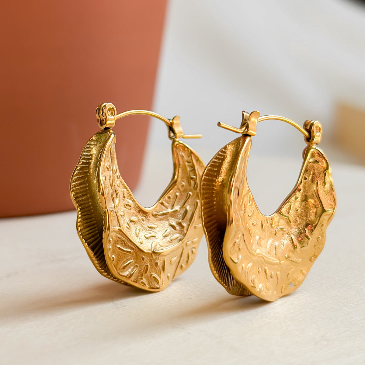Boucles d’oreilles Medina dorées texturées vues de trois quarts
