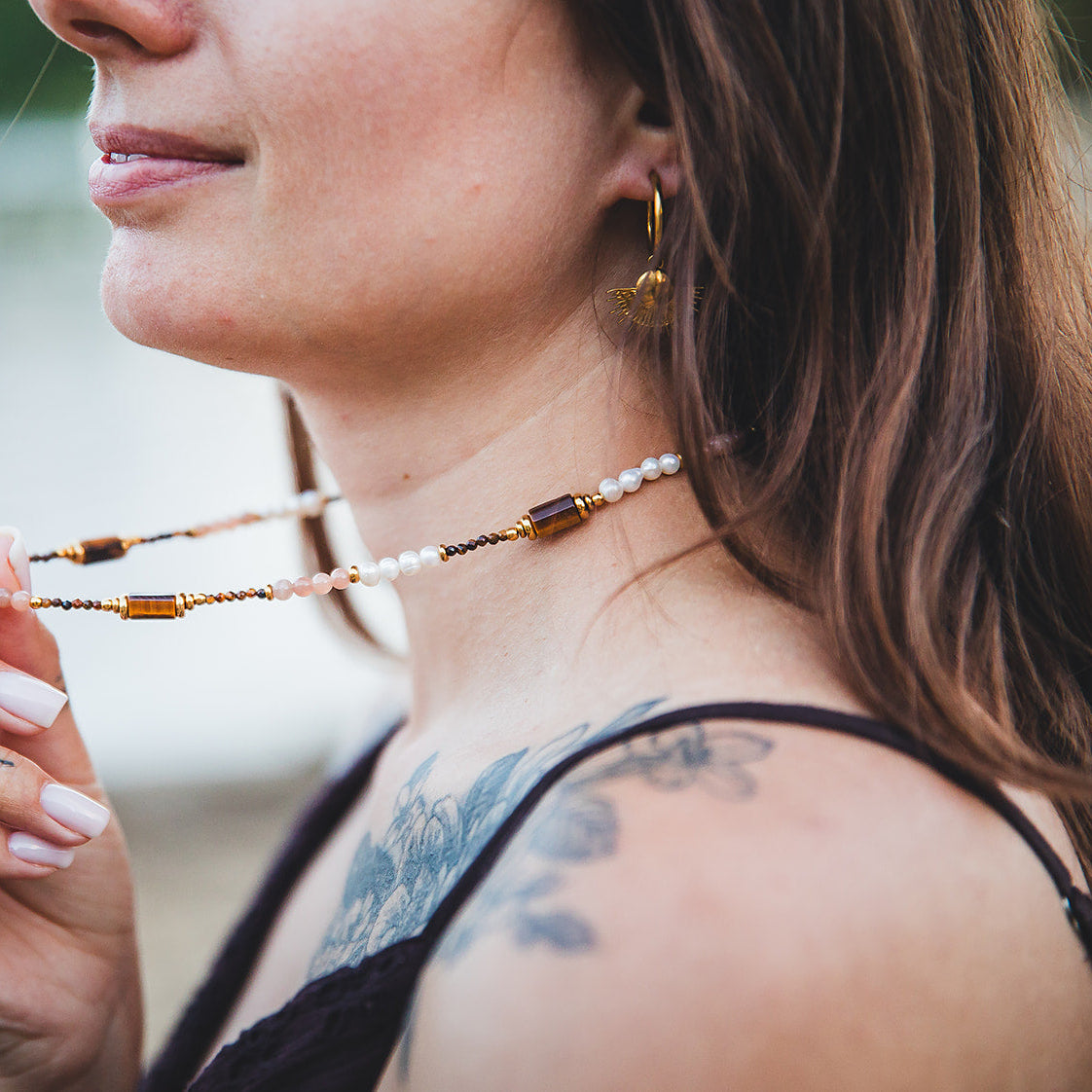 Boucle d’oreille Midi dorée portée de profil