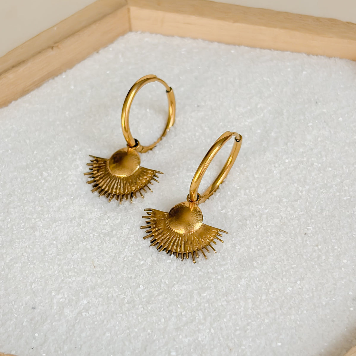 Créoles Midi dorées et leur pendentif solaire vus de trois quarts