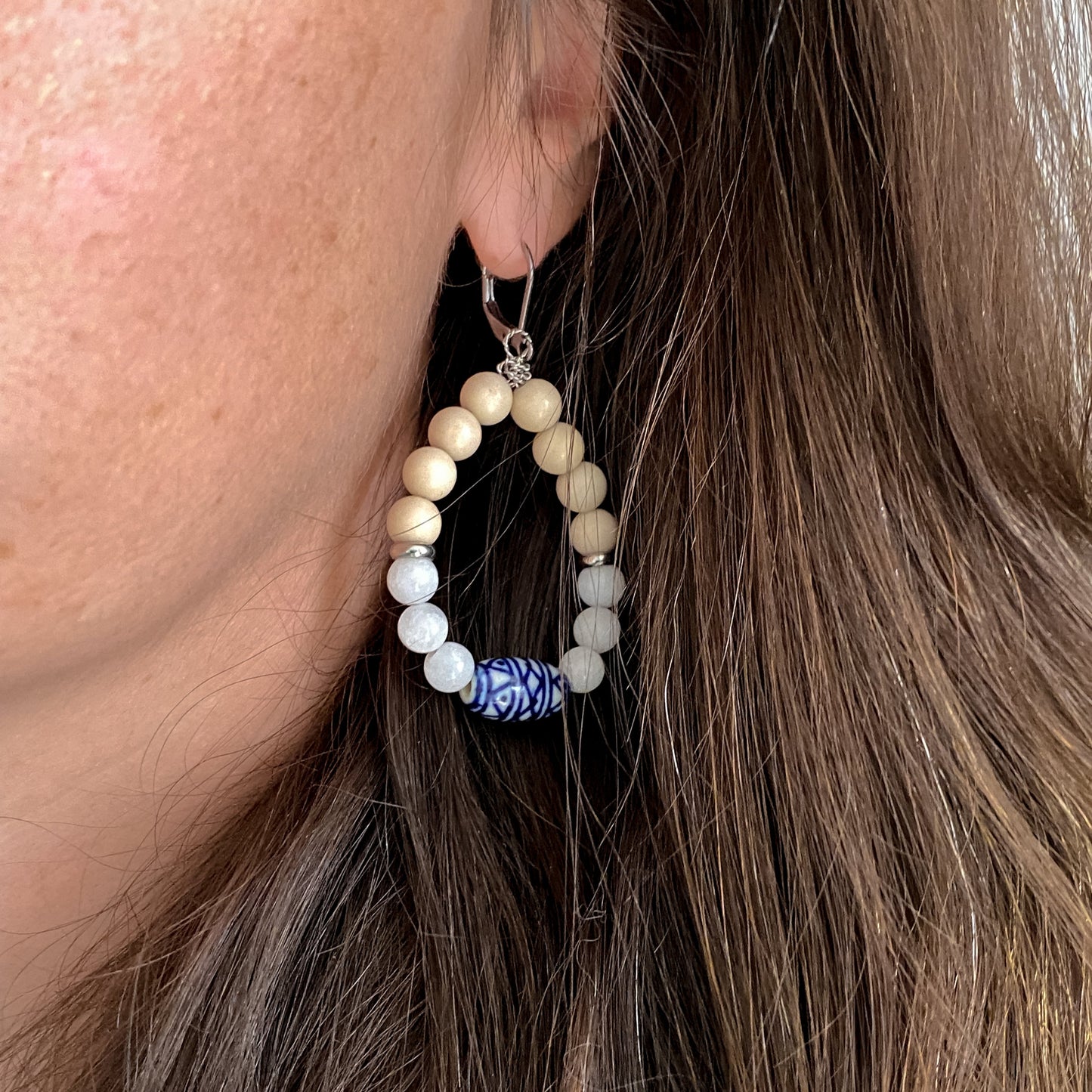 Boucles d’oreilles pendantes Naxos portées, bijou bohème chic en pierres naturelles et céramique bleue.