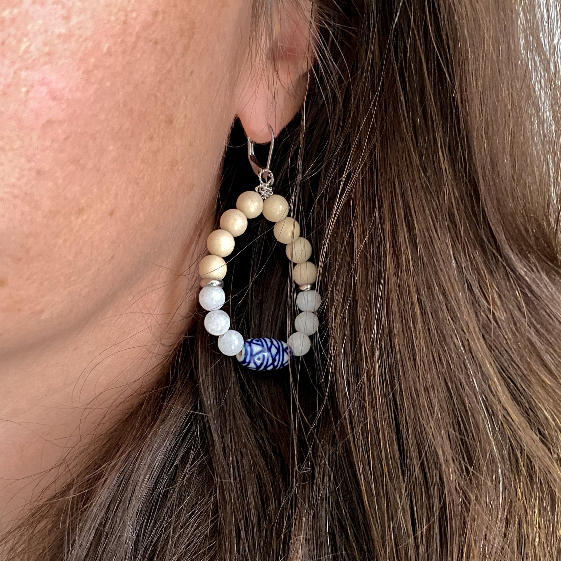 Boucles d’oreilles pendantes Naxos portées, bijou bohème chic en pierres naturelles et céramique bleue.