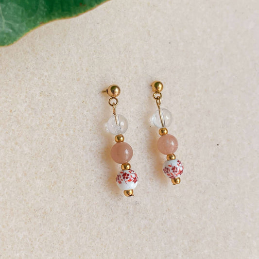 Boucles d’oreilles en pierres naturelles Hanami avec quartz clair et pierre de soleil, bijou artisanal fait main à Montréal