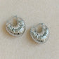 Boucles d’oreilles Sirocco argentées texturées en acier inoxydable