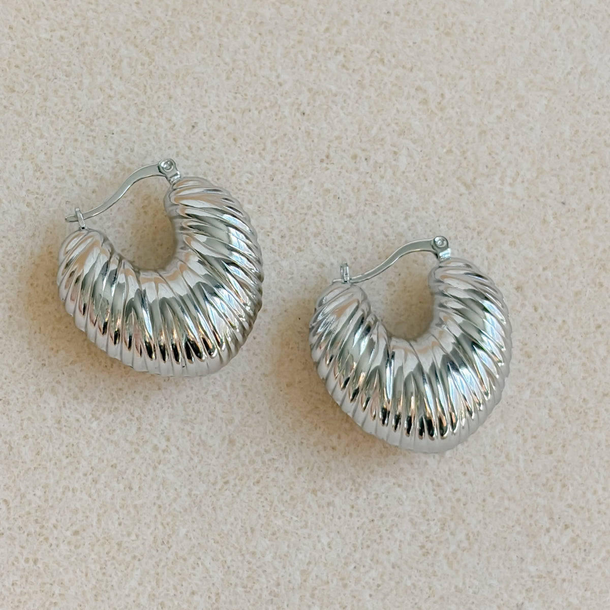 Boucles d’oreilles Sirocco argentées texturées en acier inoxydable