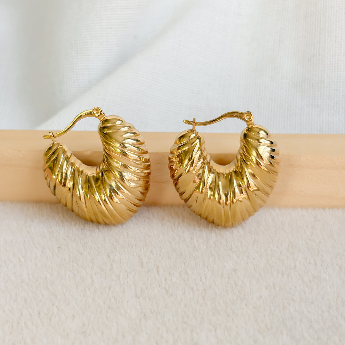 Boucles d’oreilles Sirocco dorées texturées en acier inoxydable