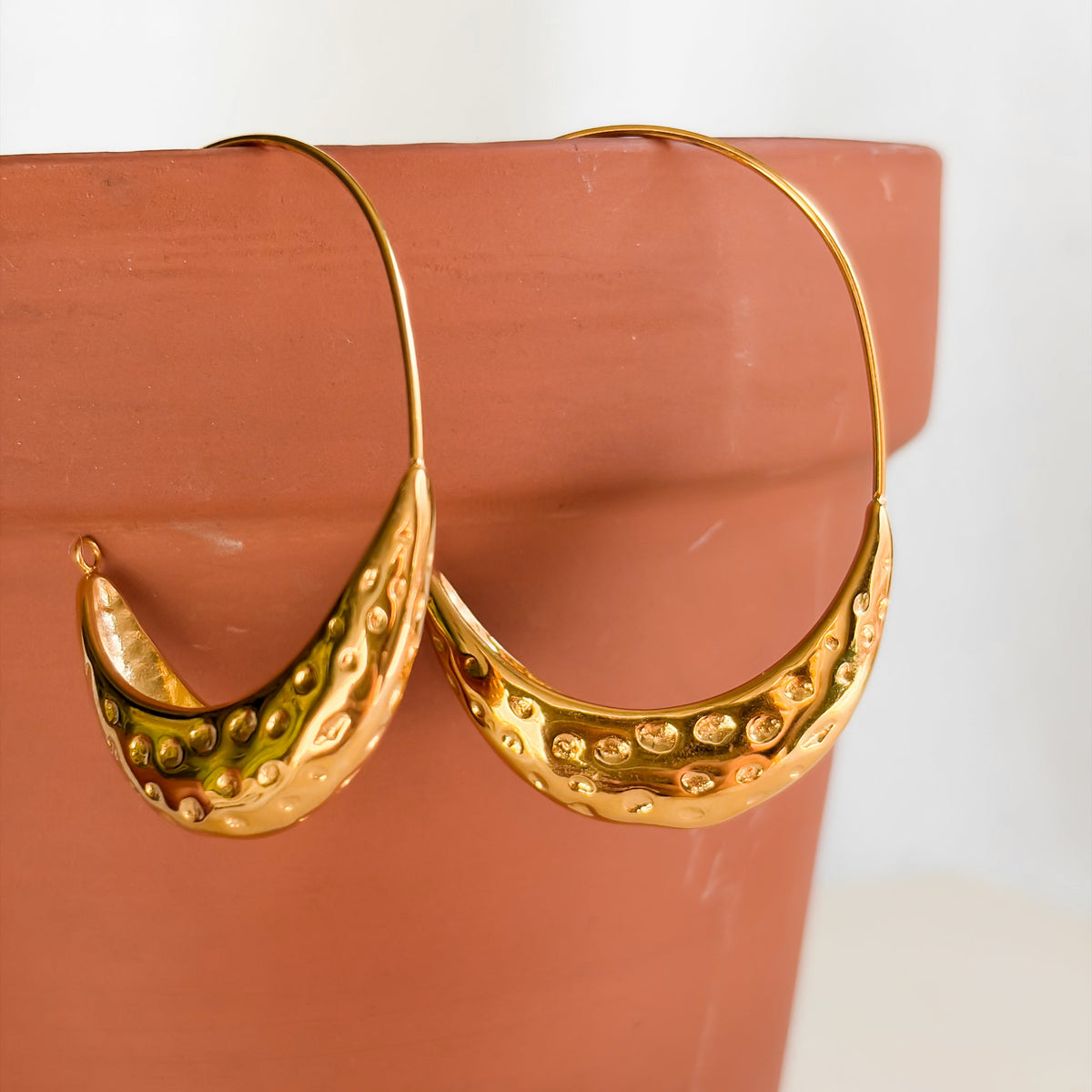 Détail martelé des boucles d’oreilles Souk dorées