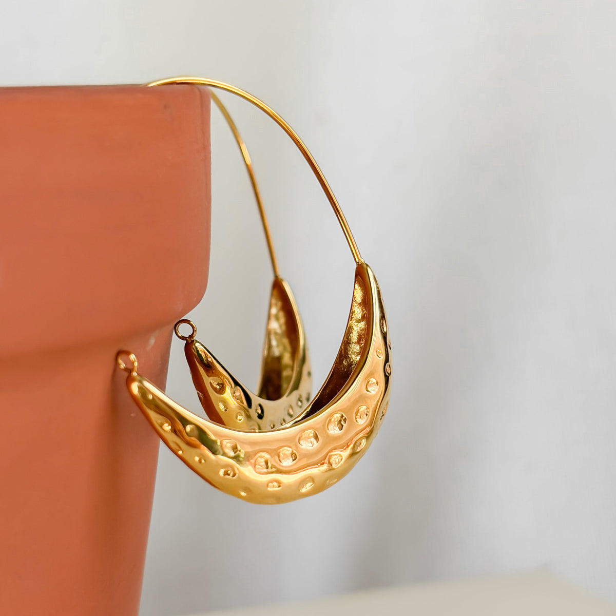 Boucles d’oreilles Souk dorées et martelées vues de trois quarts