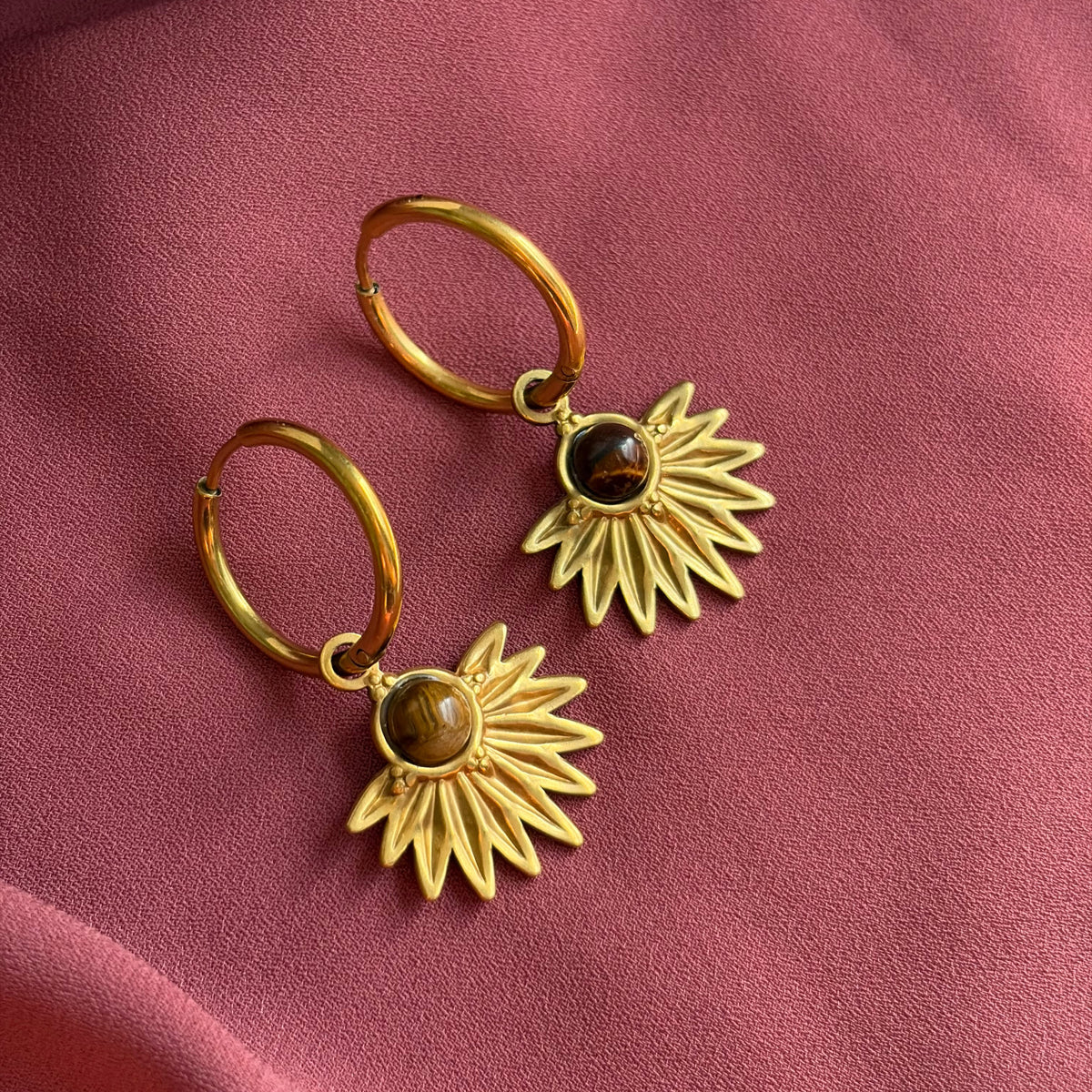 Détail des boucles d’oreilles Zénith en œil de tigre de la collection Oasis