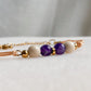 Bracelet Zéphyr vu de profil mettant en valeur les perles d’améthyste violette et pierre de rivière