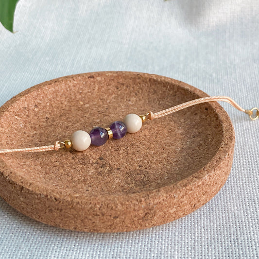 Bracelet cordon ajustable Zéphyr en améthyste et pierre de rivière, bijou artisanal fait main à Montréal