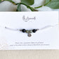 Bracelet cordon personnalisable Doux Souvenir en acier argenté avec une breloque, mettant en avant son design mémorable.
