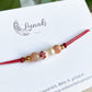 Close up du bracelet cordon personnalisable Doux Souvenir en acier doré, sans breloque, montrant ses détails.
