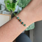 Bracelet cordon personnalisable Séquence de Souvenirs porté au poignet, en inox doré avec des pierres d'agate mousse, sans breloque.
