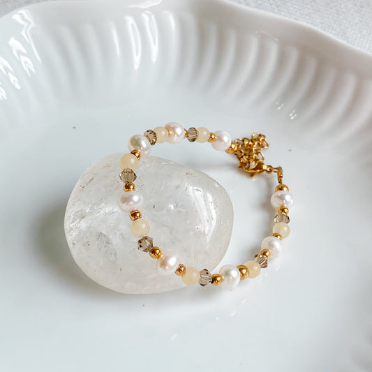 Bracelet fin en pierres naturelles Théia, jade jaune et perles d’eau douce, bijou artisanal Lunaki.